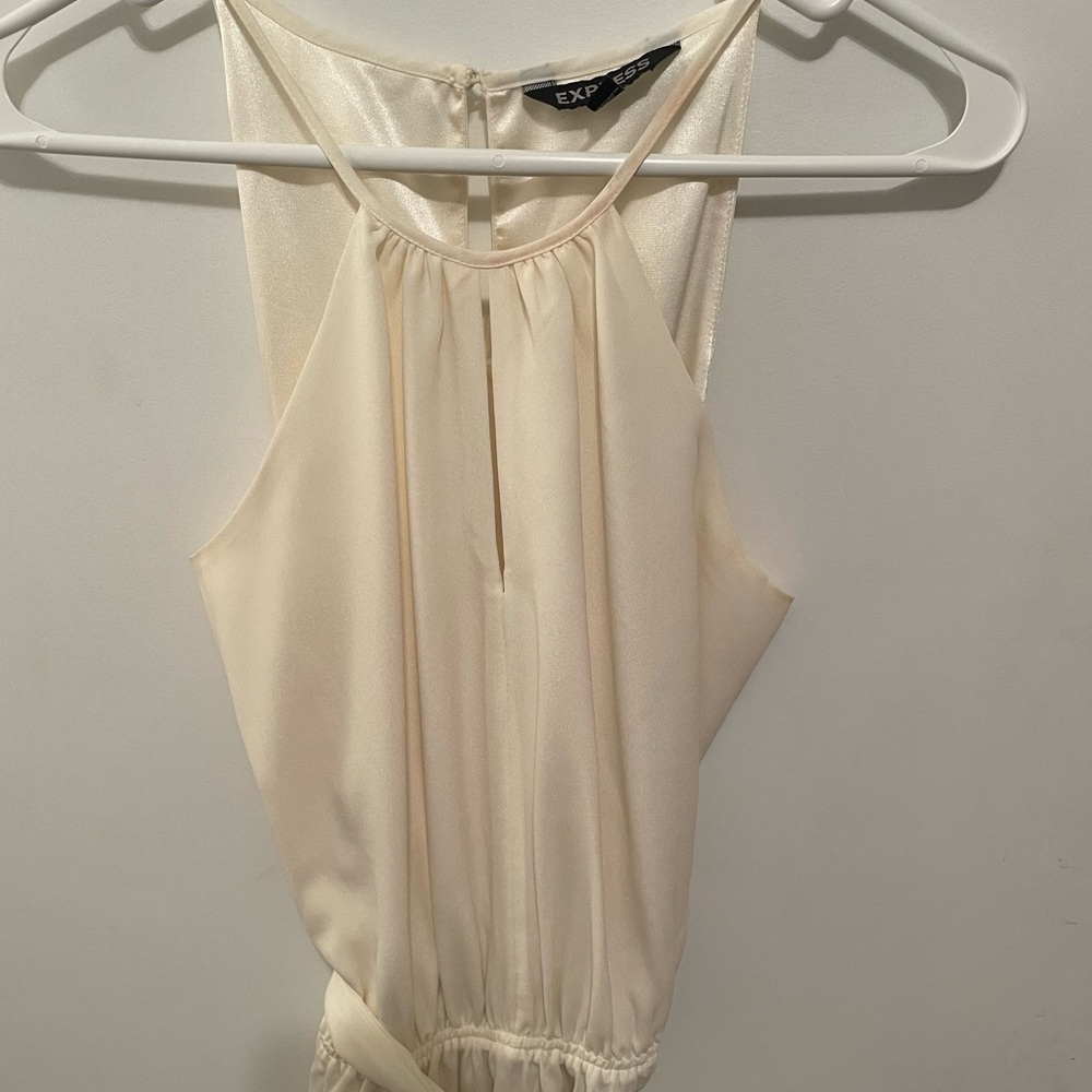 Elegant dress, excellent condition. Difficult to display how pretty it is!